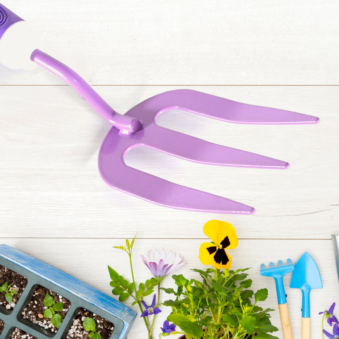 Detailed view of the garden tool kit with dimensions for each piece.