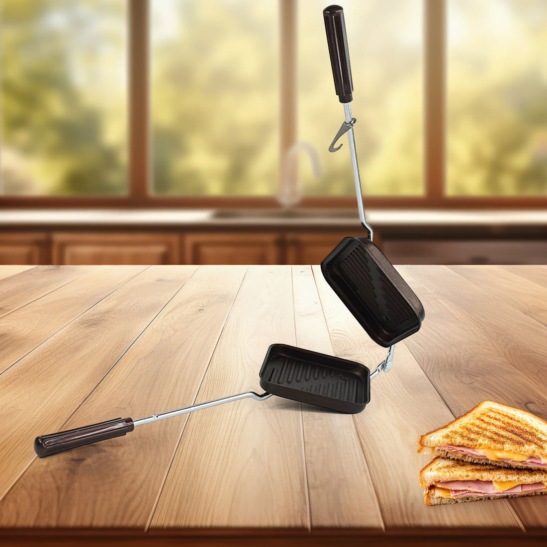 Closed Apex aluminium grill sandwich toaster with ergonomic Bakelite handle