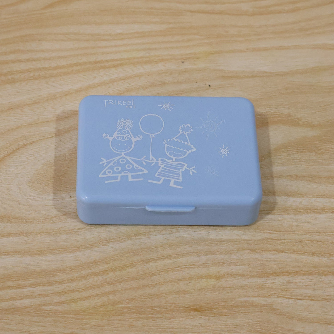 Informative size guide for the portable 6 compartment pill box.